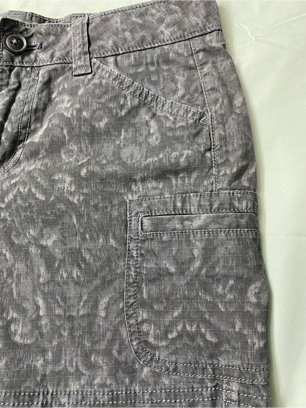 Eddie Bauer Women’s Gray Camo Cargo Shorts Ripstop Size 2 Gorpcore Outdoor - Picture 2 of 7